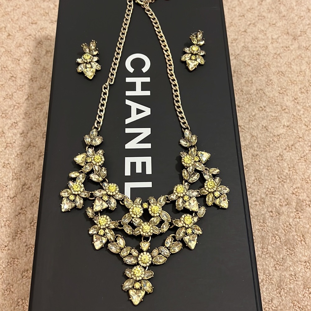 Banana republic statement necklace with matching earrings